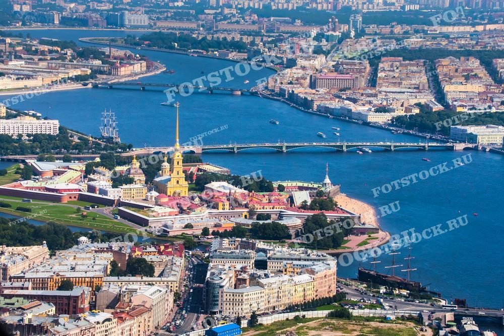 Эта фотография представляет собой вид Санкт-Петербурга с высоты птичьего полёта. Видны изгибы Невы, мосты через реку, архитектурные ансамбли.
Этот снимок подходит для использования в изданиях, посвящённых истории города, в качестве учебных пособий для исследования российской архитектуры и культуры, или в туристических брошюрах, привлекающих посетителей в Санкт-Петербург. Также изображение может заинтересовать урбанистов и любителей картографии для анализа планировки города.